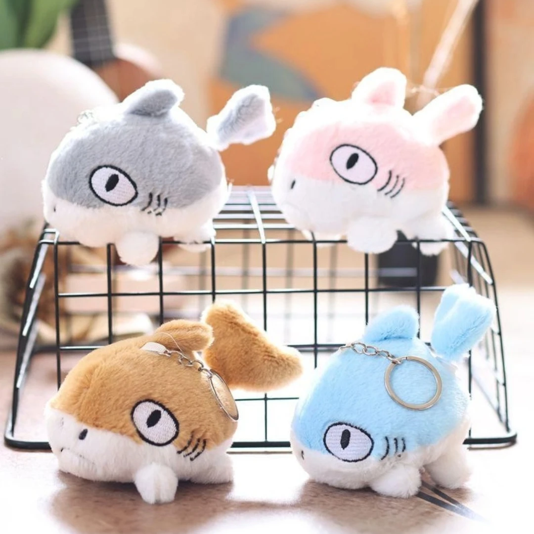 漫画のサメのぬいぐるみキーホルダー：学生バッグにユニークな揺れる小さな魚のアクセント