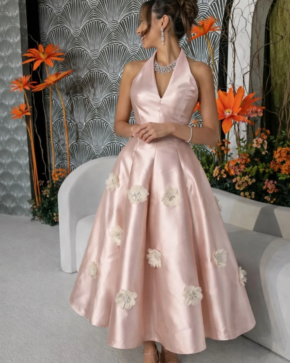 

Customized High Quality Women Charmeuse Handmade Flower Beading A-Line Evening Dress Sexy Halter Sleeveless Knee Length Dresses