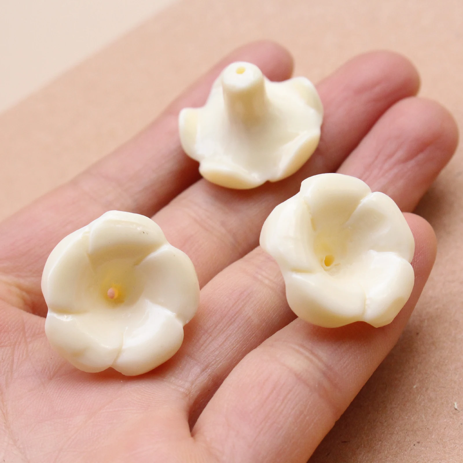 Perles de corail artificielles de 23 mm × 15 mm, grandes perles en forme de fleur de gloire du matin, couleur beige jaune, pour la fabrication de bijoux et de boucles d'oreilles