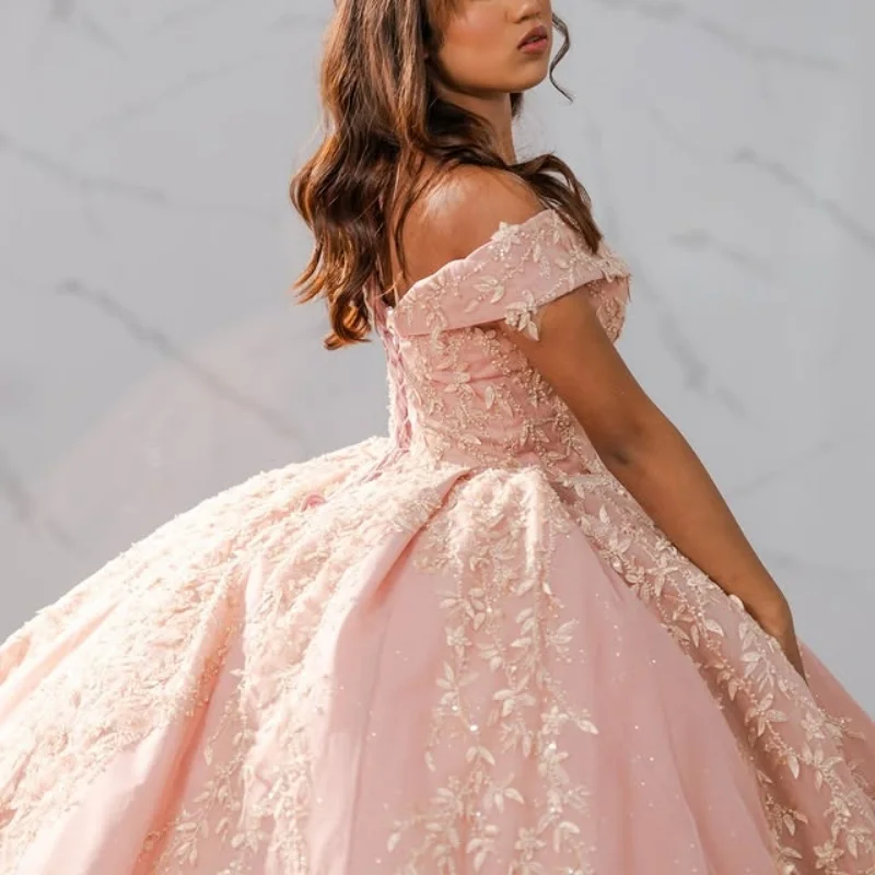 맞춤형 반짝 이는 핑크 Quinceanera 드레스 오프 숄더 Tull 비즈 아플리케 레이스 프릴 Vestido De 15 Quinceanera