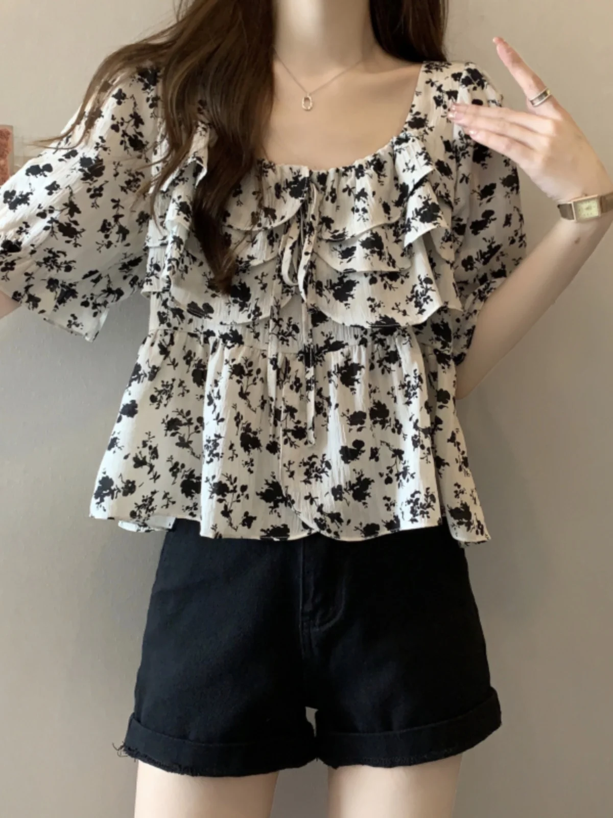 

Женская летняя блузка больших размеров с цветочным принтом и коротким рукавом, скрывающая недостатки фигуры, с квадратным воротником, в милом стиле, из полиэстера