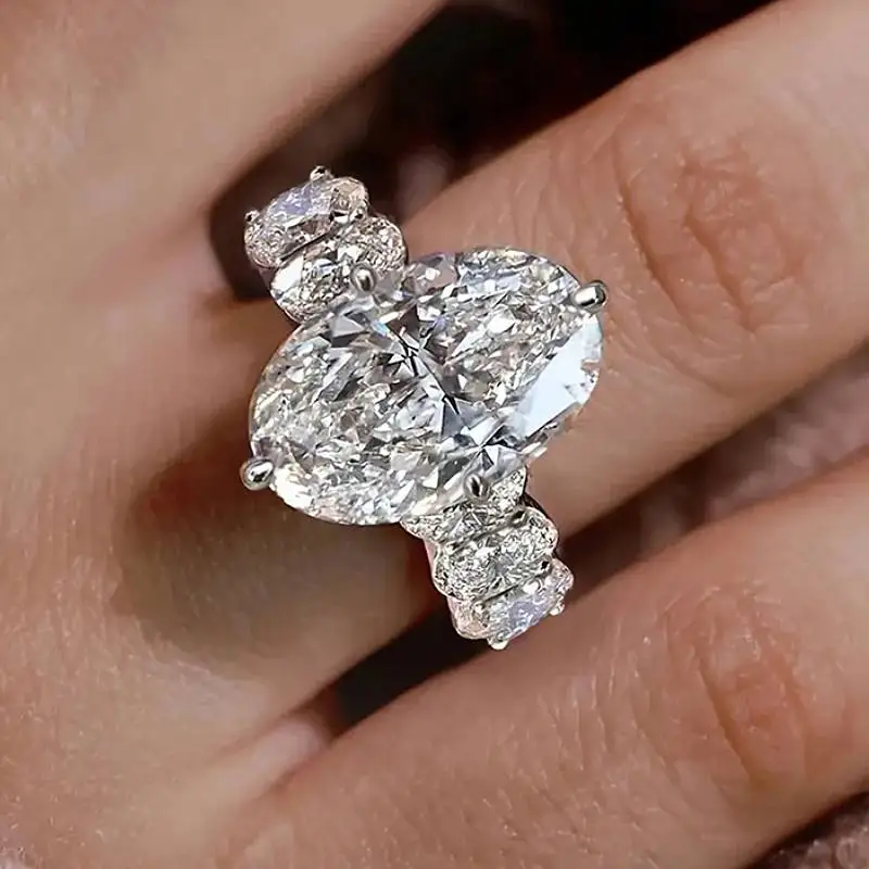 Huitan Funkelnder ovaler CZ-Damenring, schlichter, klassischer Stil, Hochzeit, bezaubernde Accessoires für Damen, Party, vielseitiger Alltagsschmuck