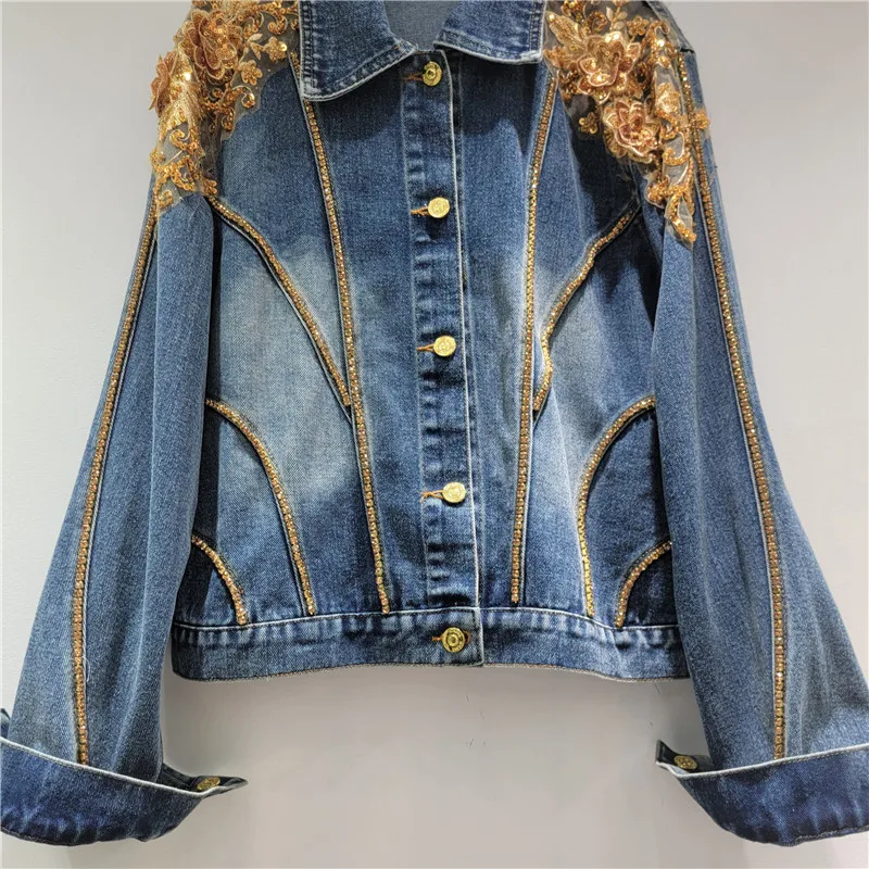 

Fall Statement Denim 2025: украшенный кристаллами цветочным узором на современной куртке. Светлый люкс Western vibe