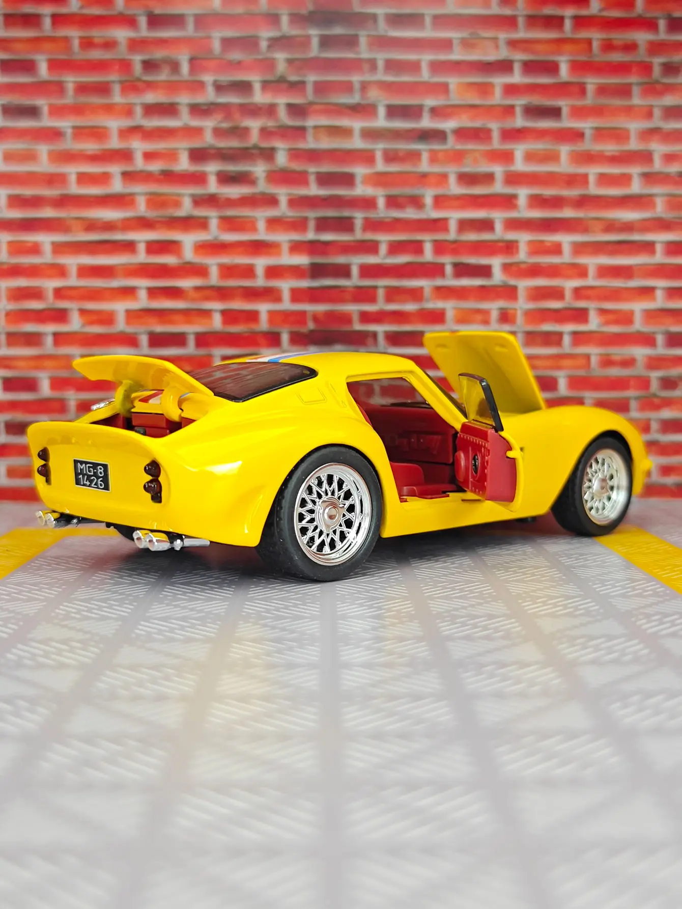

1:32 simulated Ferrari 250GTO alloy car model doors can be opened rich details, fine workmanship, and good quality