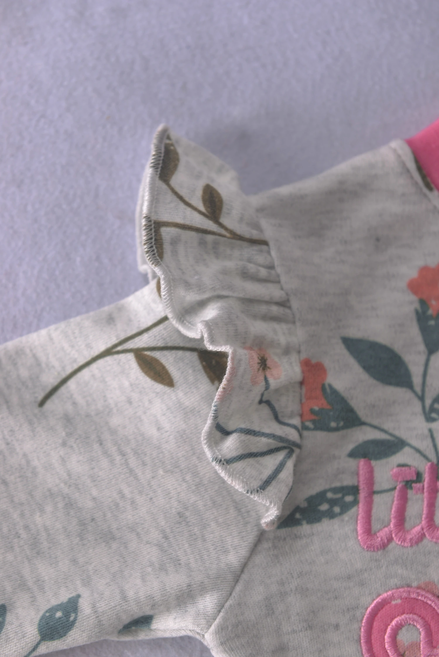 Doppelseitiger Baumwoll-Reißverschluss-Strampler für Kleinkinder, Mädchen, mit Herz- und Buchstabenstickerei, Allover-Print, Rüschenärmel, Ganzjahres-Baby-Jumpsuit, 6-24 Monate – Detail 8