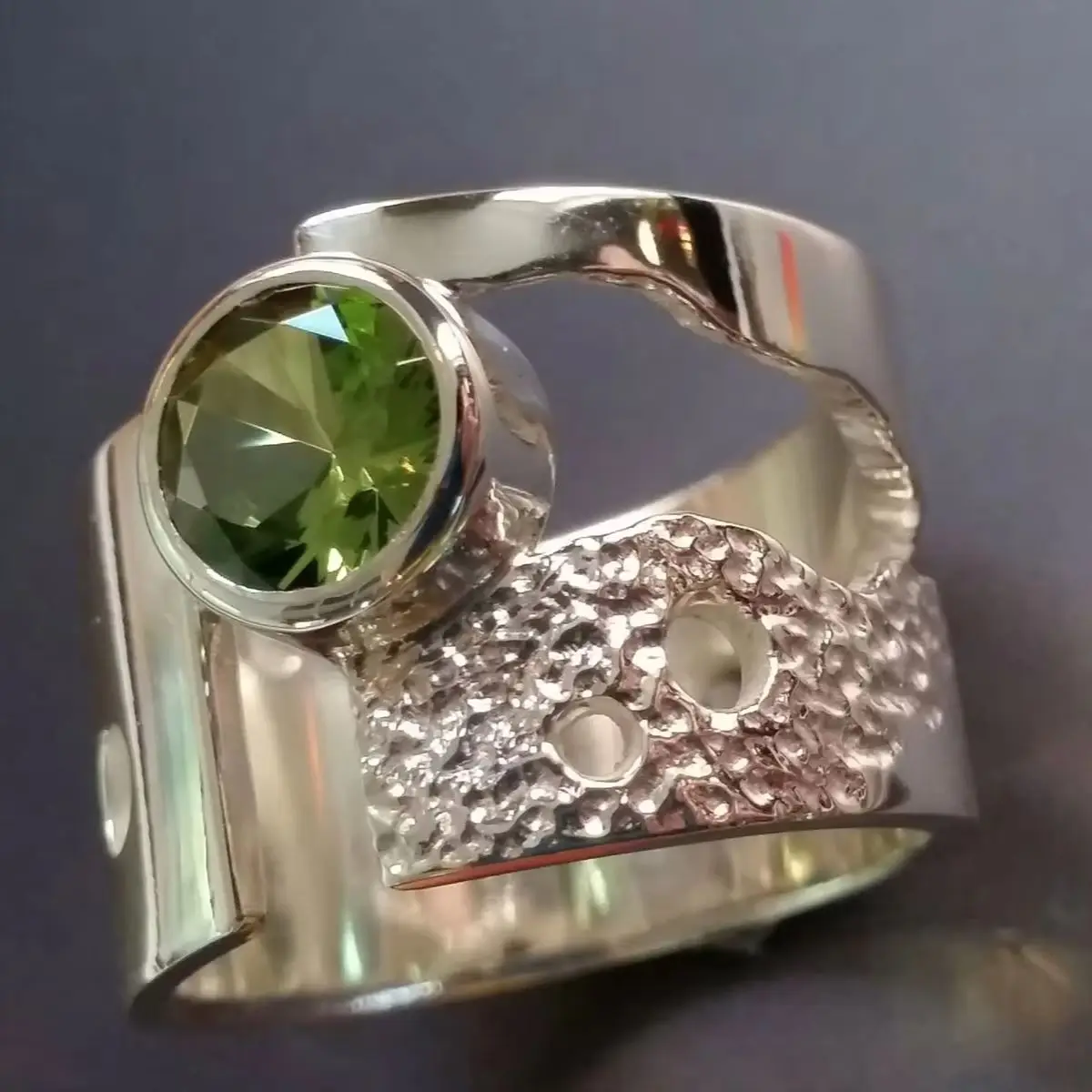 Luxury Textured Spliced Synthetic Green Gemstone Open Ring Copper Material Women Jewelry Ring For Banquet And Daily