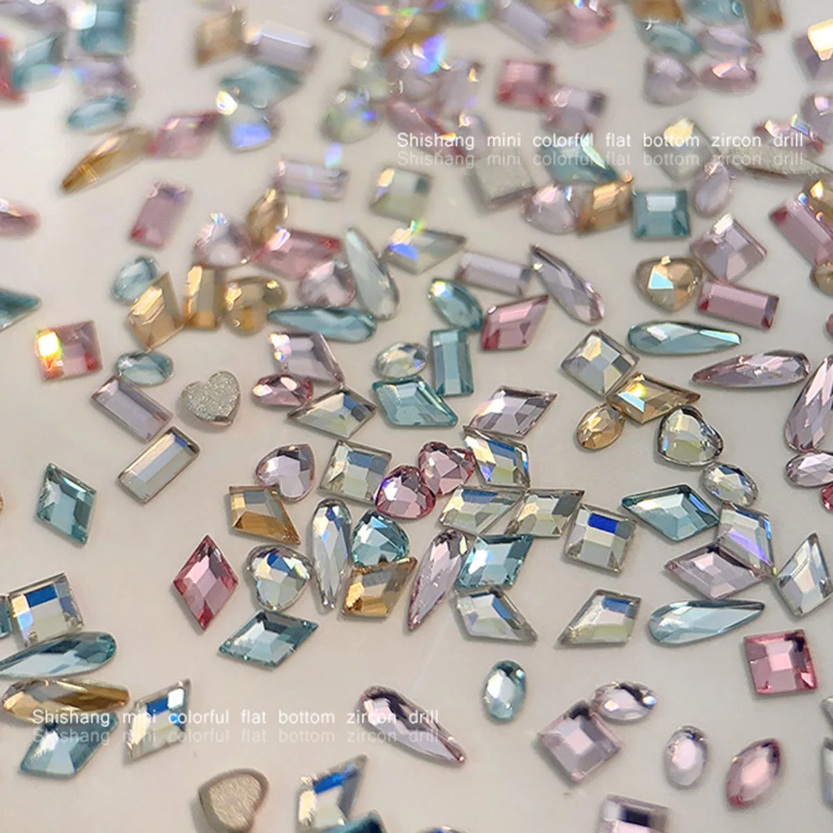 50 Stück K9 glänzende, flache Nagelkunst-Strass-Kristalldiamanten, Zubehör für Nageldekoration, Maniküre-Zubehör, Material – Detail 2
