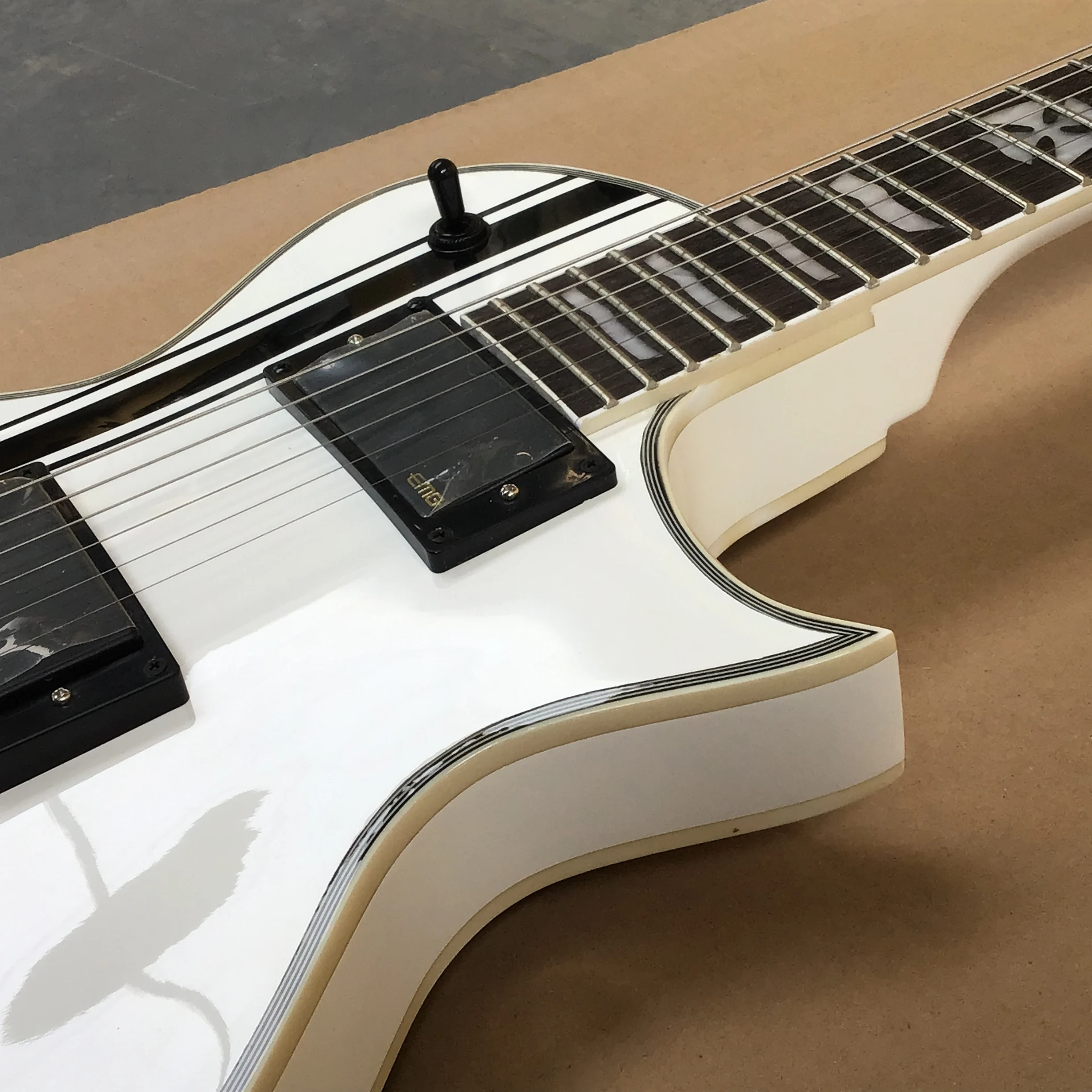 hot sale Perfect tone Six-string electric guitar White, custom accepted， Immediate delivery goods in stock