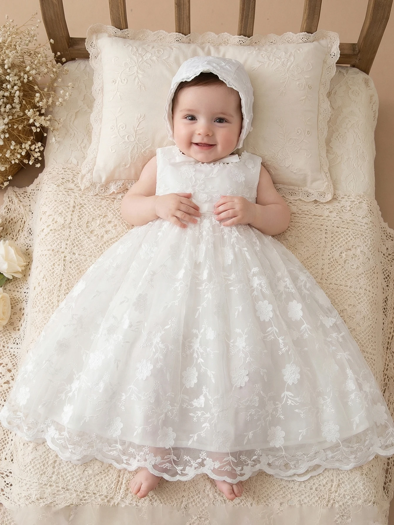 

Elegant White Sleeveless Long Dress for Baby Girls Designed for Baptisms,Banquets,Special Occasions Featuring Floral Embroidery