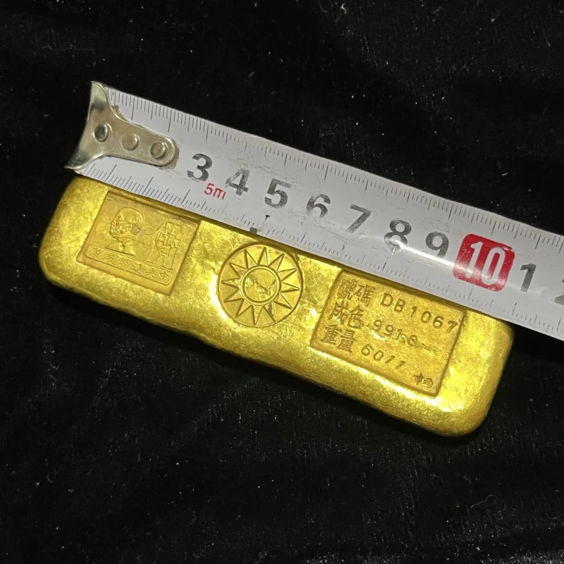 Small yellow fish, gold bars, coins, gold ingots, gold nuggets, gold bricks, gold coins, brass artifacts, genuine antiques