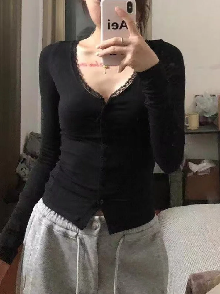 Langarm-T-Shirt mit V-Ausschnitt für Damen, Herbst, schmale Passform, kurze Oberteile, Knopfleiste, schwarzes Basic-Spitzen-Patchwork-Crop-Top