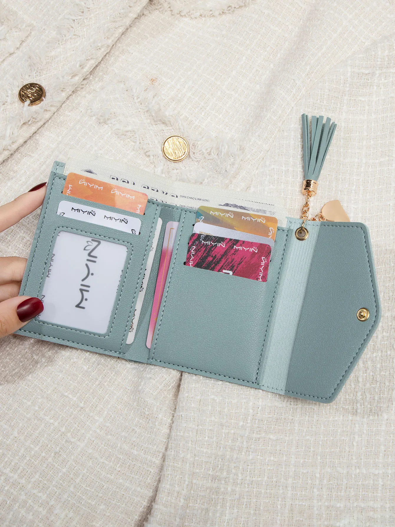 Kompakte Damen-Clutch-Geldbörse, schlankes Schwarz, tragbare Geldbörse mit goldfarbenem Druckknopfverschluss und Quastendetail, leichte Mini-Geldbörse – Detail 17
