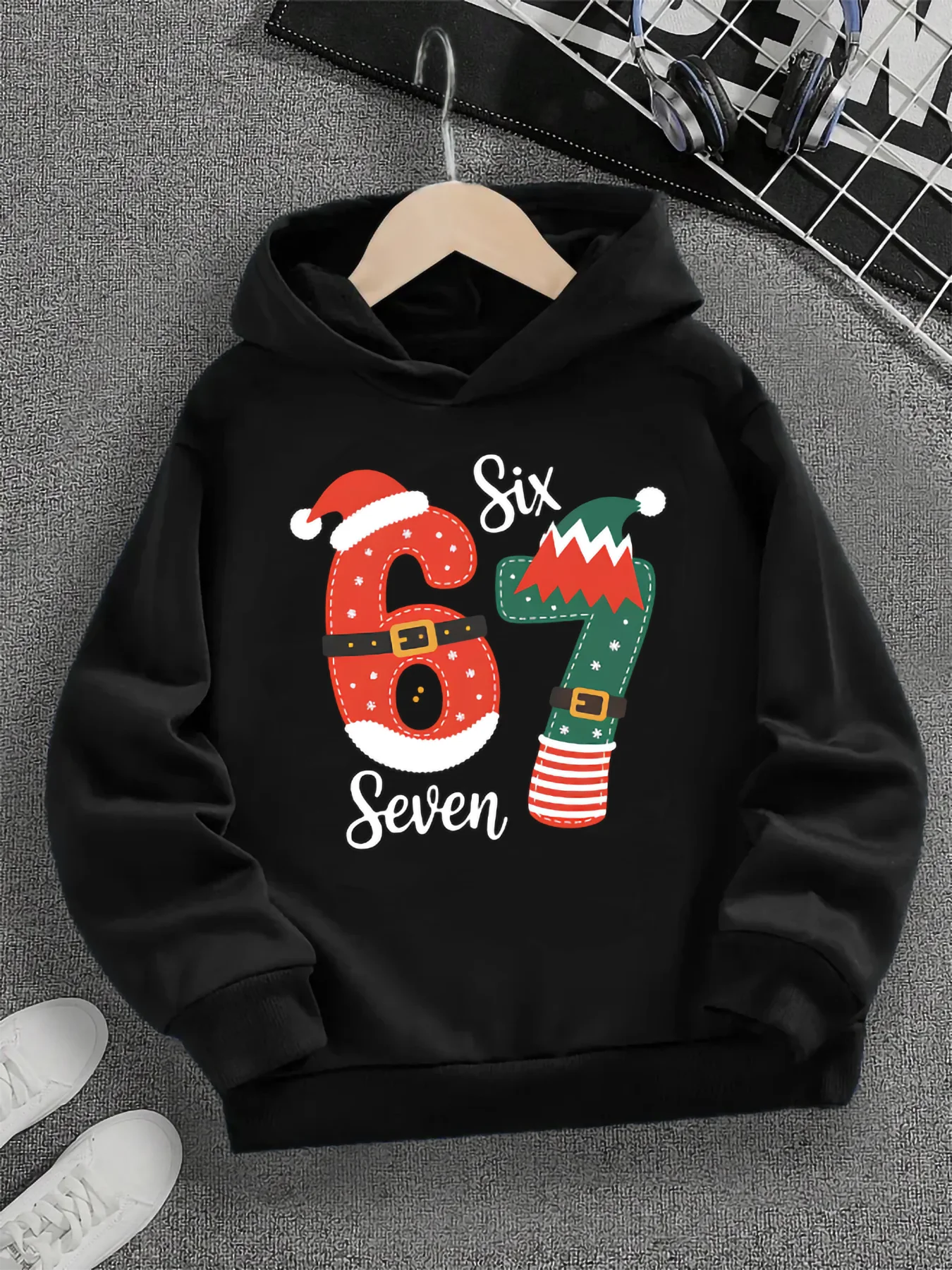 الخريف والشتاء عارضة أزياء عيد الميلاد 67 الكرتون المطبوعة هوديي أسود مناسبة للسفر اليومي