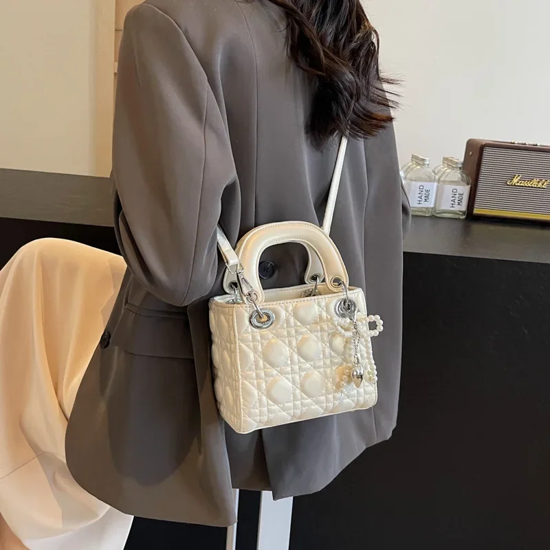 

Women's Luxury Fashion Personality Retro Casual Luxury Hand Bag 2025 New Pearl Bow Single Shoulder Crossbody Bag