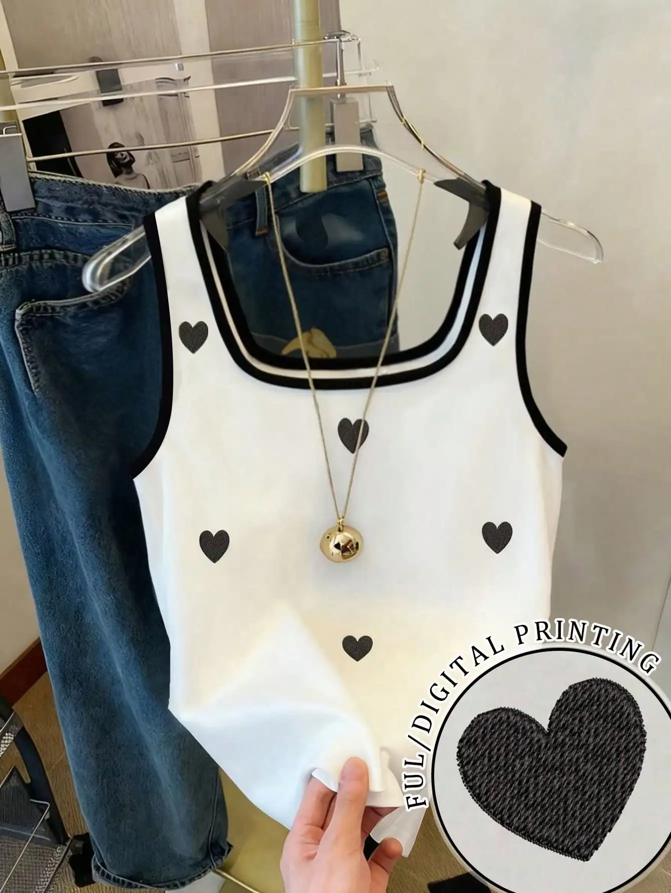 

Белая свободная майка с принтом в виде сердечек и контрастной отделкой для повседневной носки