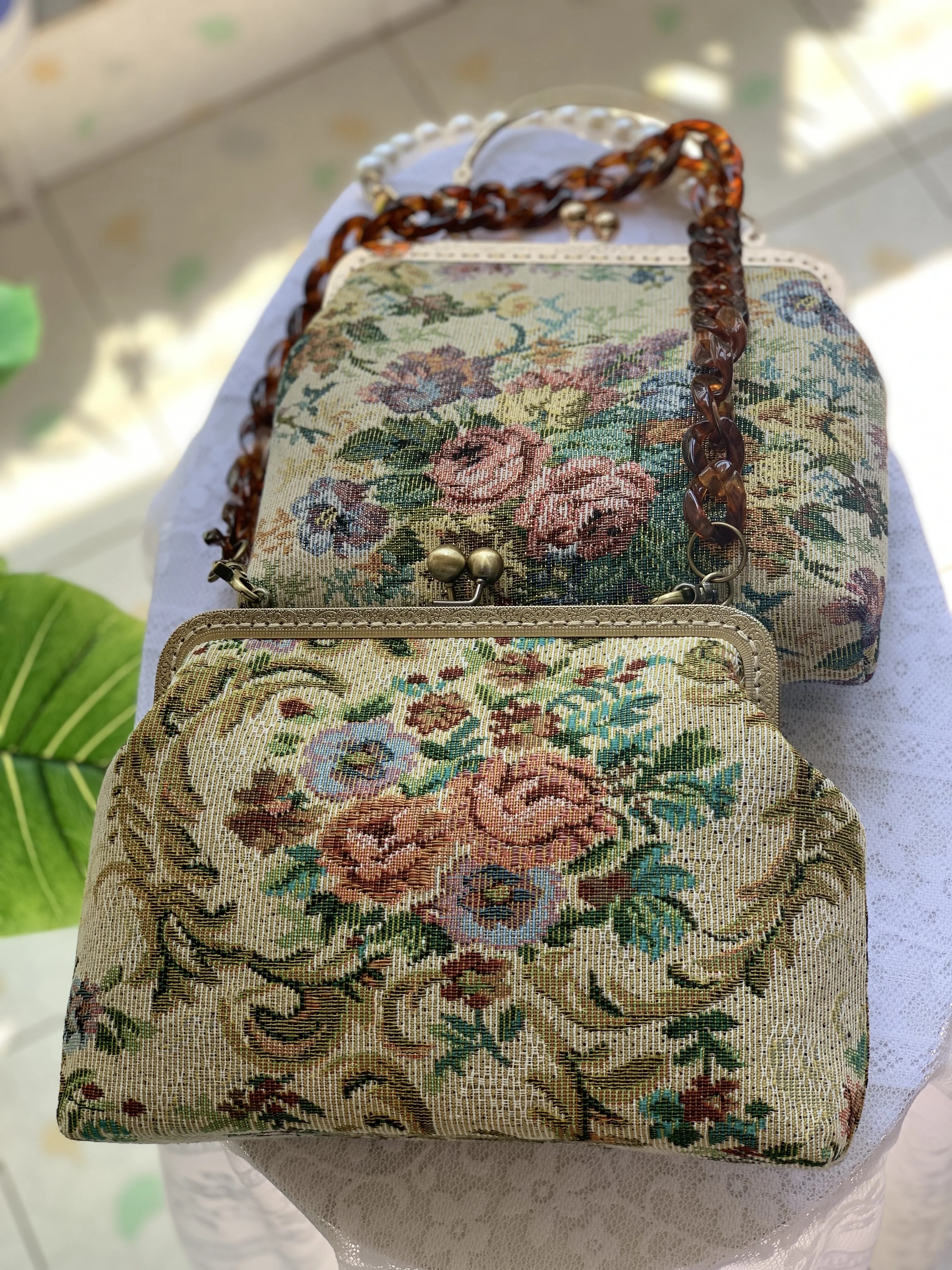 Lost in Vinatge Floral Tapestry Purse con cinturino a catena lunga in resina Gold-tone Metal Frame Kiss Lock borsa da sera pochette Versatile