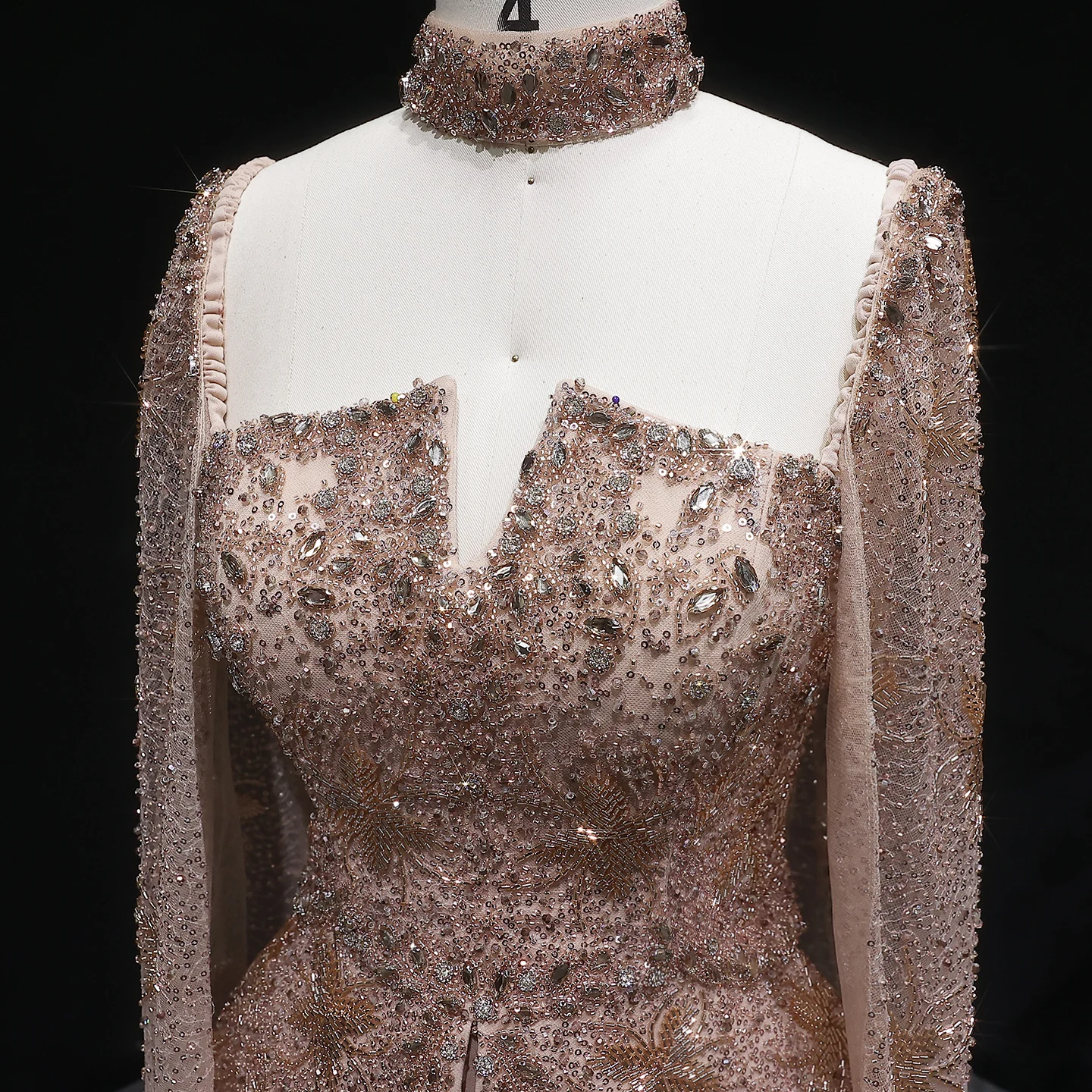 Sharon Said Dubai Luxuriöses Silbernes, Stark Perlenbesticktes Meerjungfrauen-Abendkleid mit Cape-Ärmeln, Arabisches Damen-Formelles Partykleid SS531 Maßanfertigung – Detail 13