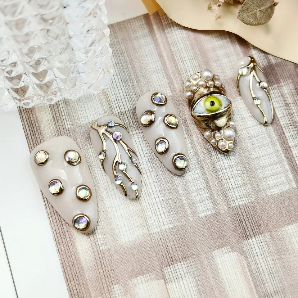 10 uñas postizas stiletto largas hechas a mano, lujo blanco y dorado, con ojos, labios y perlas 3D, góticas, para regalo de San Valentín 4