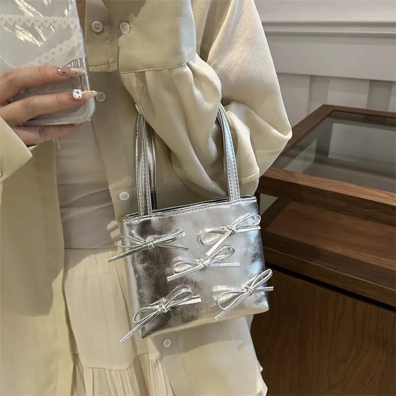 バレエスタイルニッチハンドバッグ女性のファッショナブルな通勤シングルショルダー脇の下高級感バケットバッグ