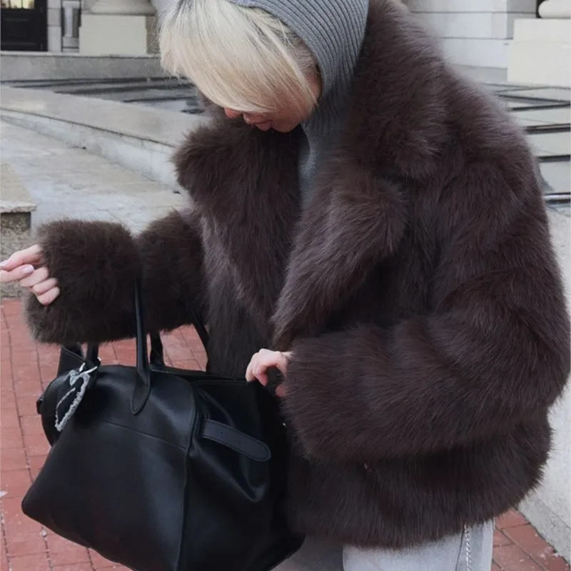 سترات بغطاء للرأس وياقة مقلوبة من الفرو الصناعي بتصميم عتيق لعام 2025 معاطف خريف وشتاء سميكة ودافئة من الفرو المنفوش أنيقة بلون واحد ملابس خارجية #1
