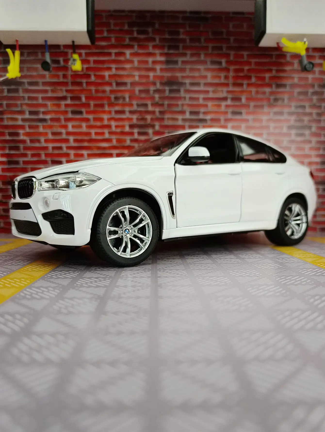 La porta e il cofano modello di veicolo fuoristrada in lega BMW X6M rastar 1:24 può aprire dettagli ricchi, pregevole fattura e di buona qualità