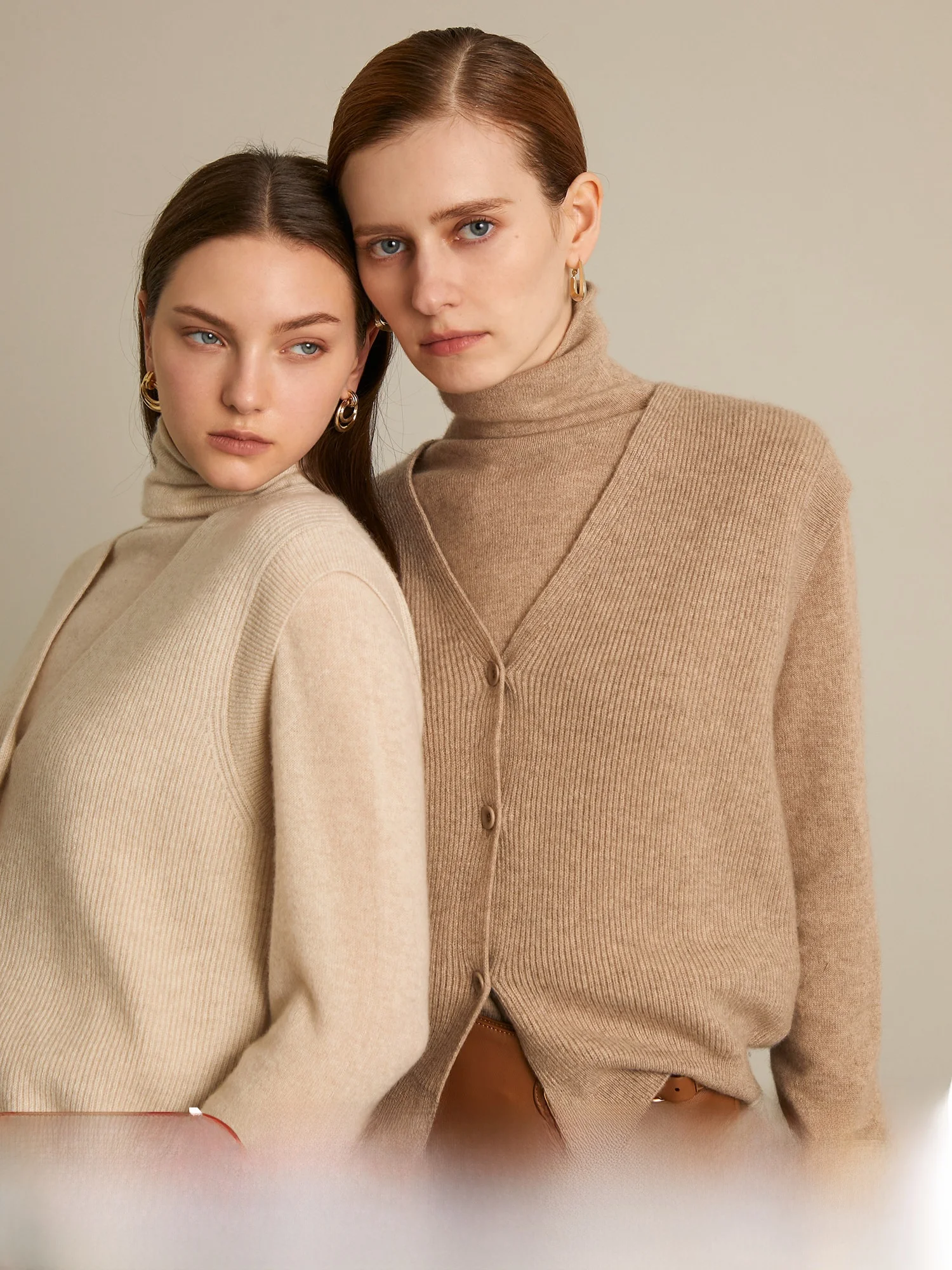 

Комплект из двух предметов: вязаный свитер с высоким воротом и жилет с V-образным вырезом, коричневый, зимний, из козьей шерсти, модный, женский, для повседневной носки, с длинными рукавами