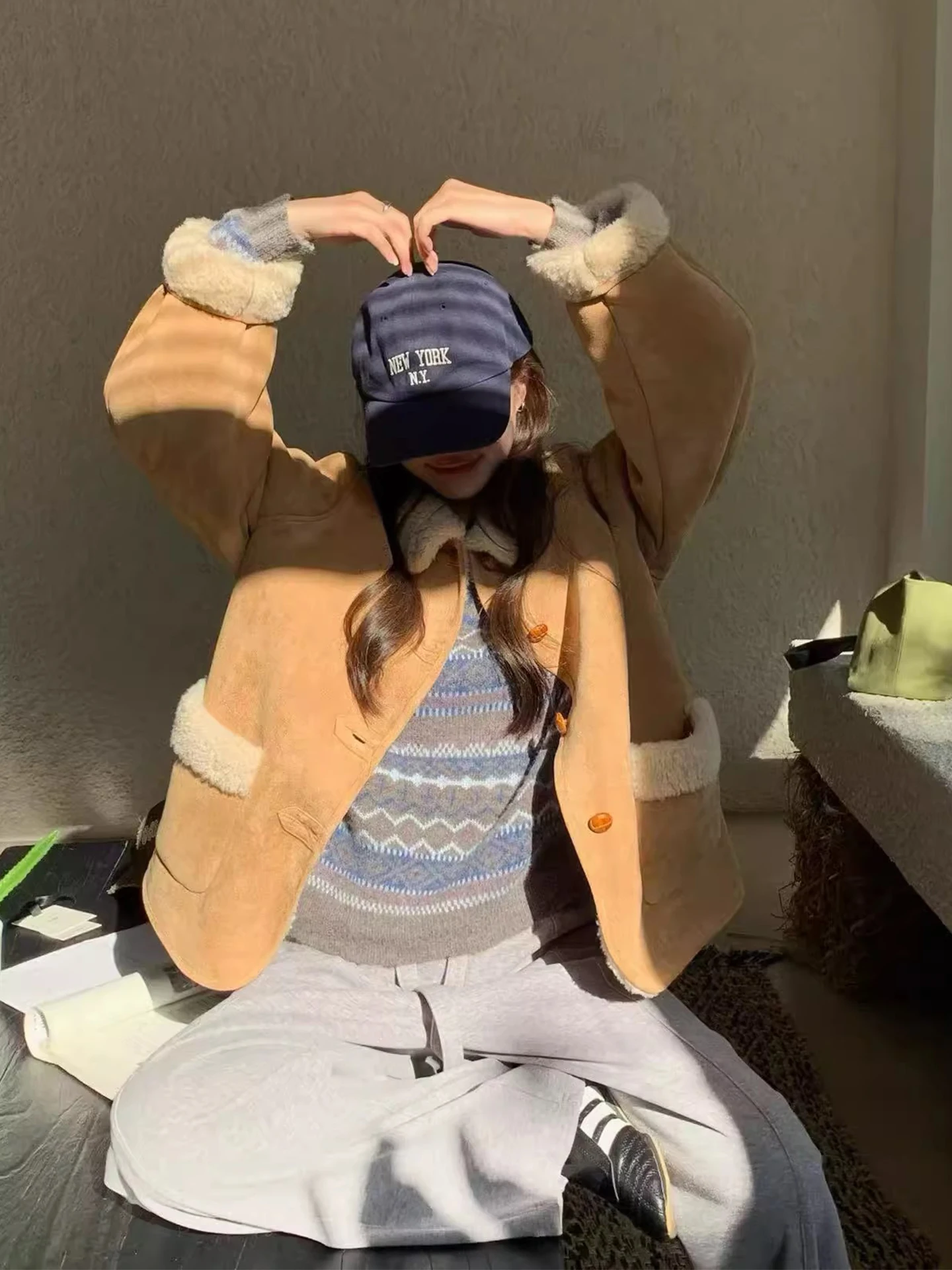 เสื้อแจ็คเก็ตผ้าฝ้ายผู้หญิงสไตล์เรโทร แต่งขนแกะ ปิดกระดุมเม็ดเดียว ตัดต่อผ้า ดีไซน์ใหม่สำหรับฤดูหนาว ทรงหลวม แขนยาว