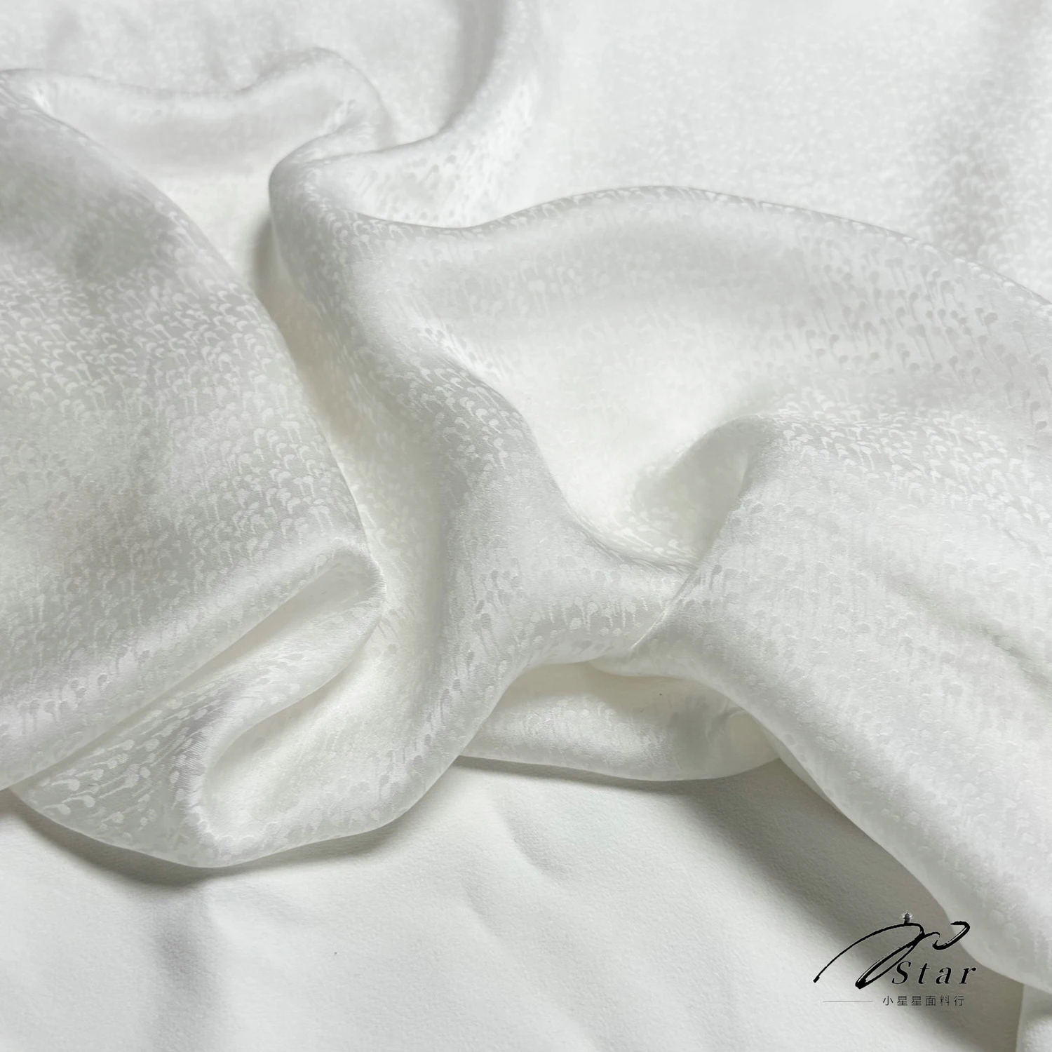 100% Silk Thin White Raindrop Jacquard Silk Satin Fabric Cheongsam Shirt Silk Silk Fabric view 5