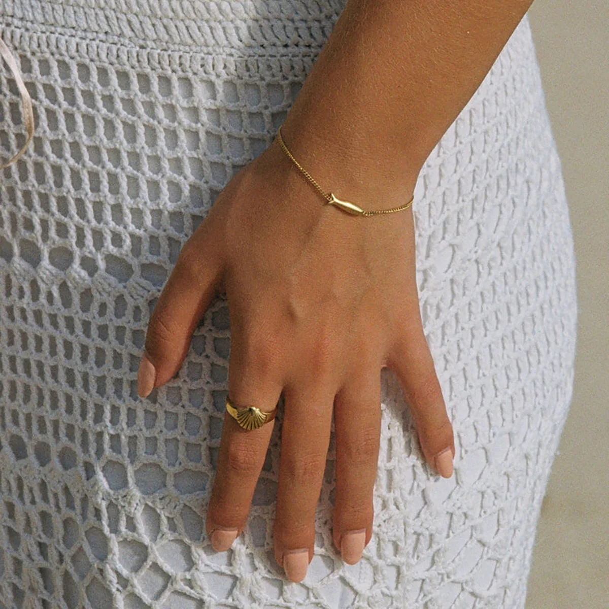 Fashion Stainless Steel Fish Bracelets for Women Dainty Yellow Fish Charm Bracelet Friendship Popular Thin Chian Jewelry Gifts
