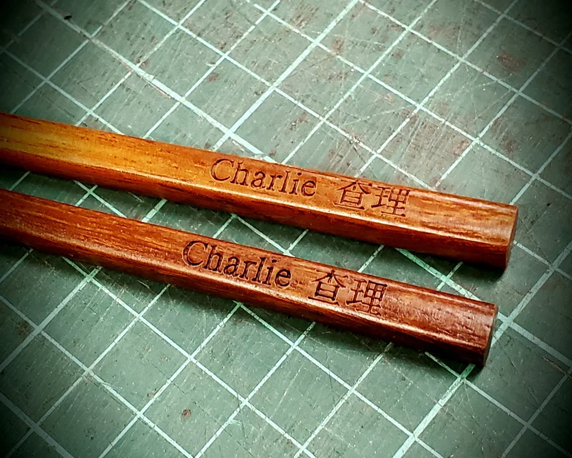 Palillos chinos personalizados de madera oscura, pares de bambú reutilizables, regalo de boda, impresionante decoración de palillos de Sushi Oriental, 5 uds.