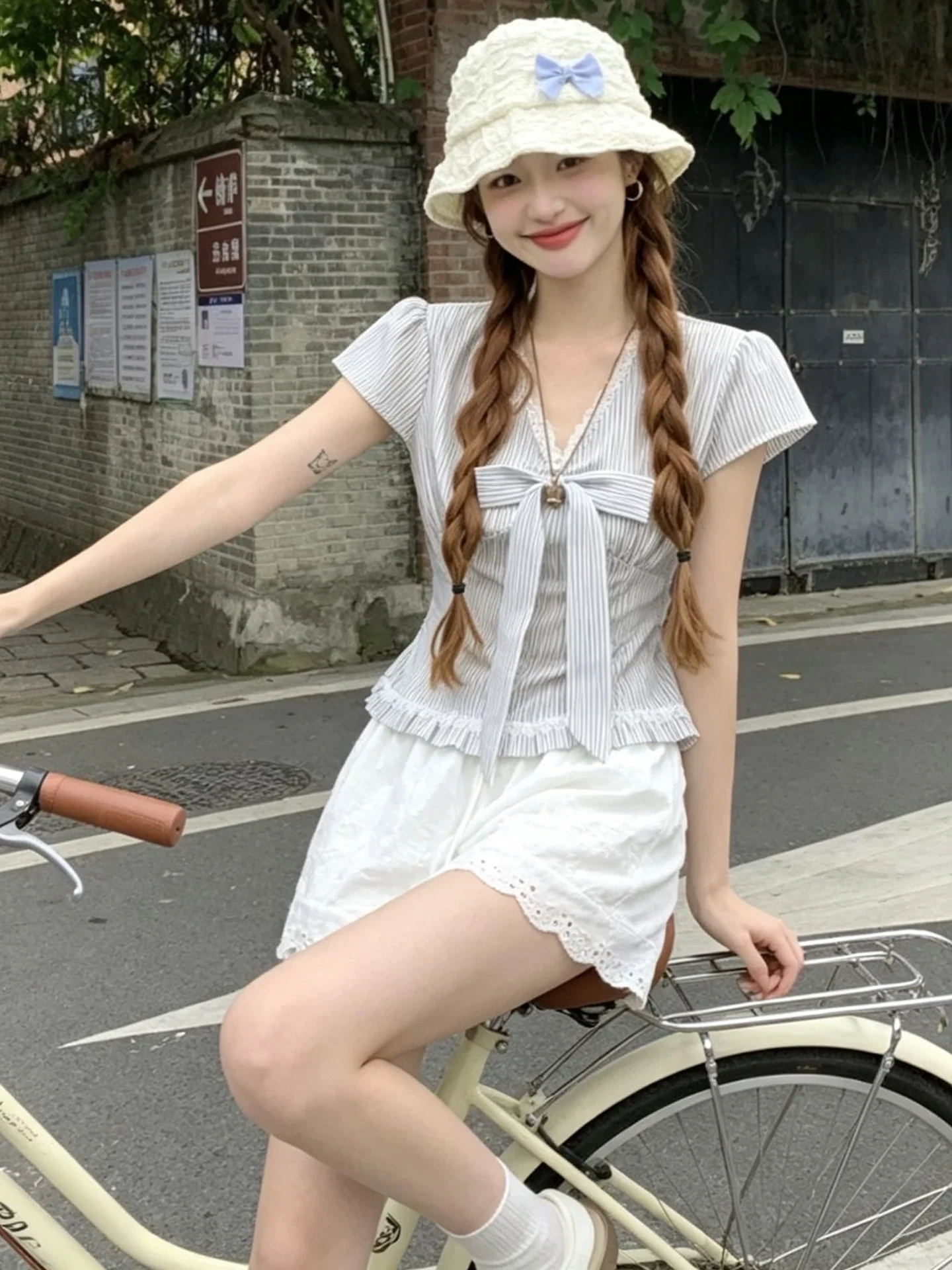 

French Style Lace Trim Short Sleeve Shirt Women's Knot Waist Slimming Top Trendy Summer New Design V-neck No Pocket