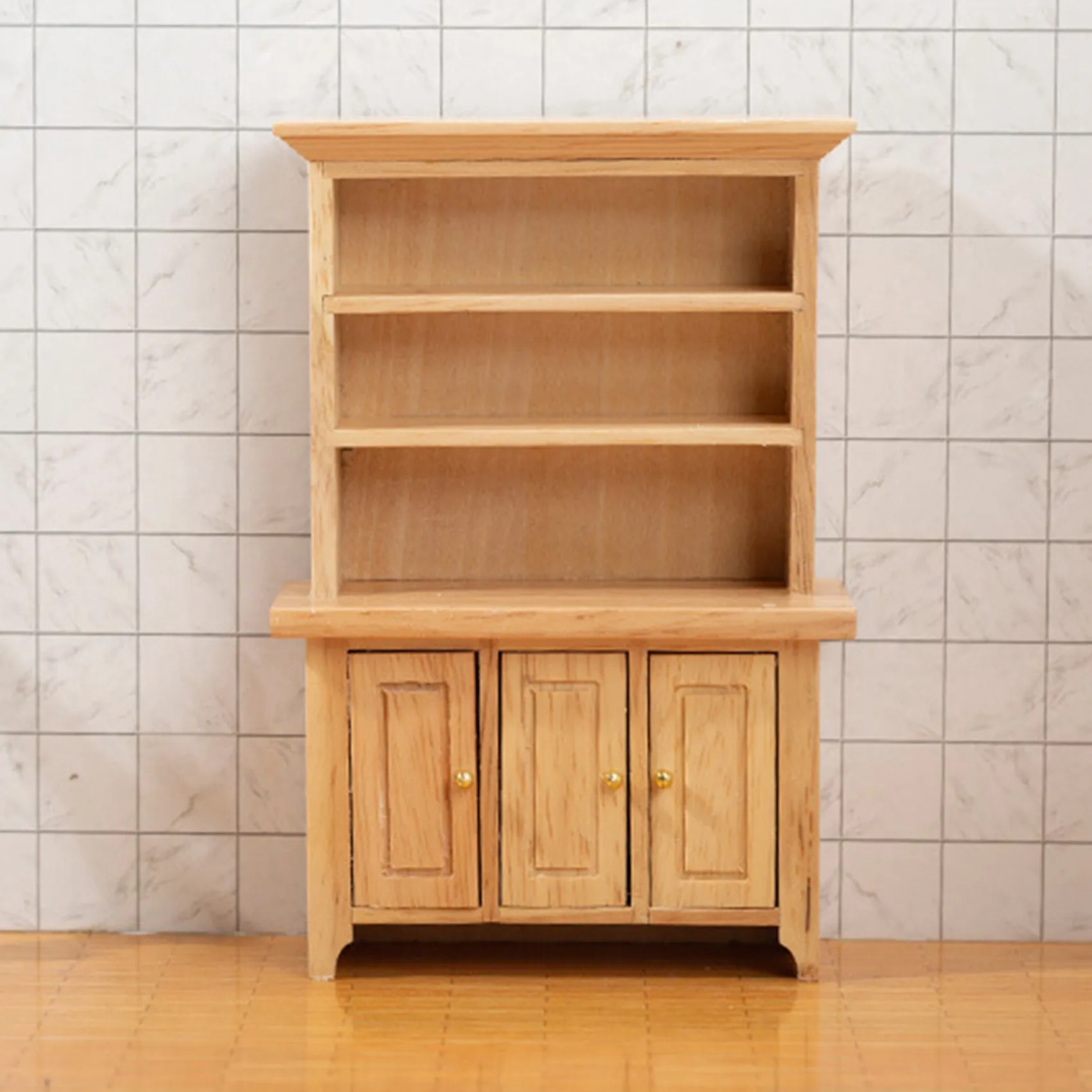 ตู้โชว์ไม้สามบานแบบตั้งตรง ขนาด 1/12 สำหรับตกแต่งบ้านตุ๊กตา YSUN-1/12