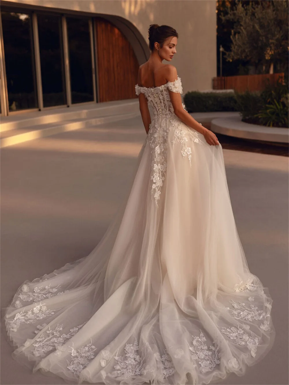 Tokyo Aangepaste witte off-shoulder trouwjurken Mouwloze tule Hofsleep bruidsjurk 2025, A-lijn bruidsjurk met ritssluiting op de rug