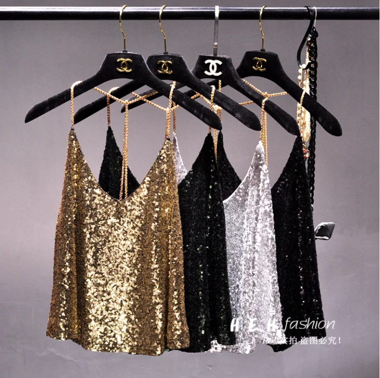 

Женская металлическая цепочка с подвеской на шее и блестками на спине, жилет на бретельках