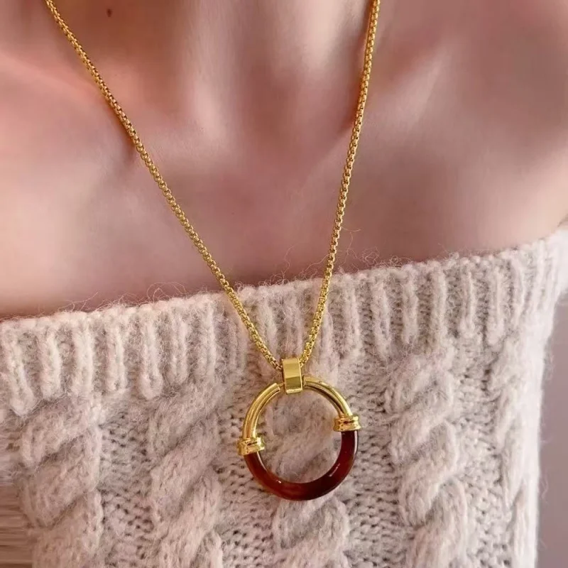 

Fashionable Tortoiseshell Color Spliced Circle Metal Necklace for Women Sweater Chain Daily Commute Accessory