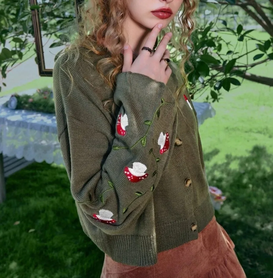 Women\'s autumn/winter mushroom button embroidered olive cardigan knit sweater