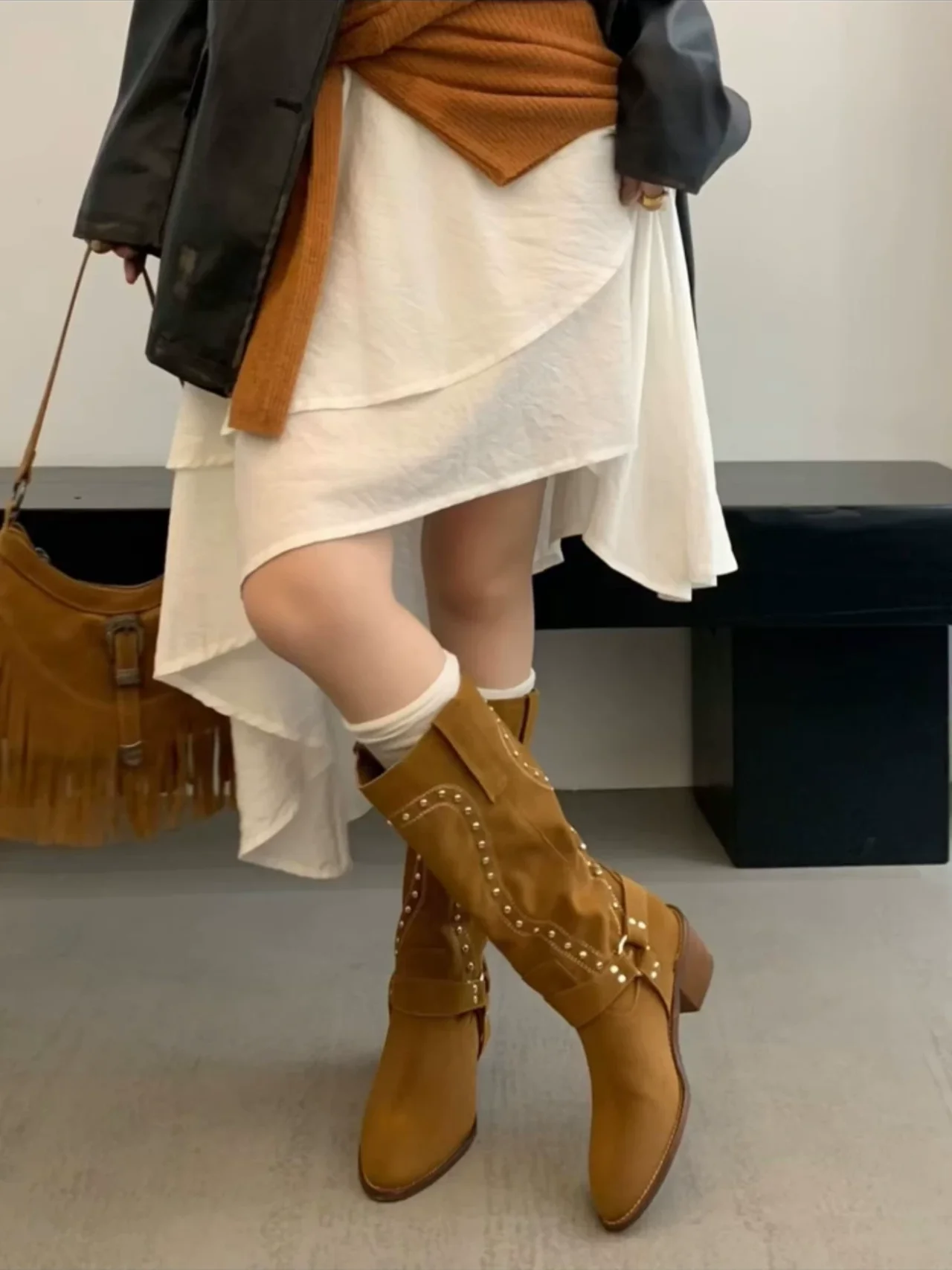 

Новинка 2023 года, женские сапоги на низком каблуке, ковбойские короткие кожаные сапоги до колена в стиле вестерн, роскошные дизайнерские новые рок-туфли