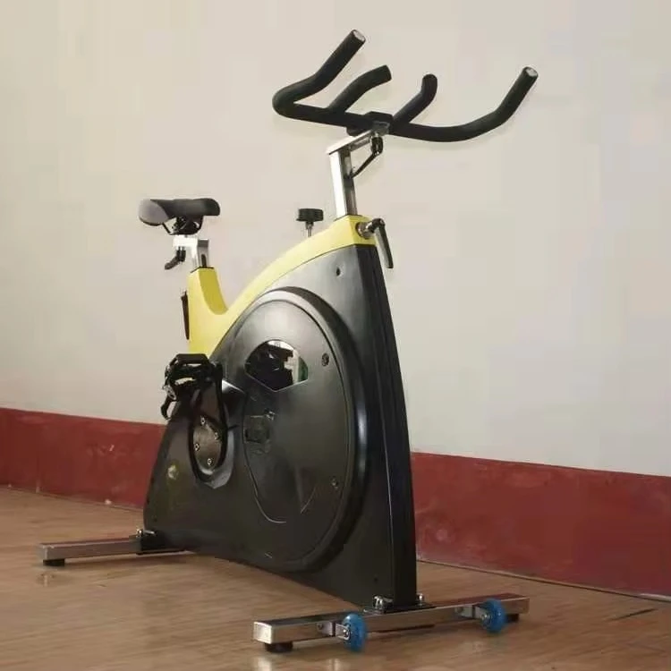 دراجة دوارة تجارية رائجة البيع لعام 2025، دراجة تمرين داخلية مع نظام محرك حزام صامت للاستخدام المنزلي في صالة الألعاب الرياضية