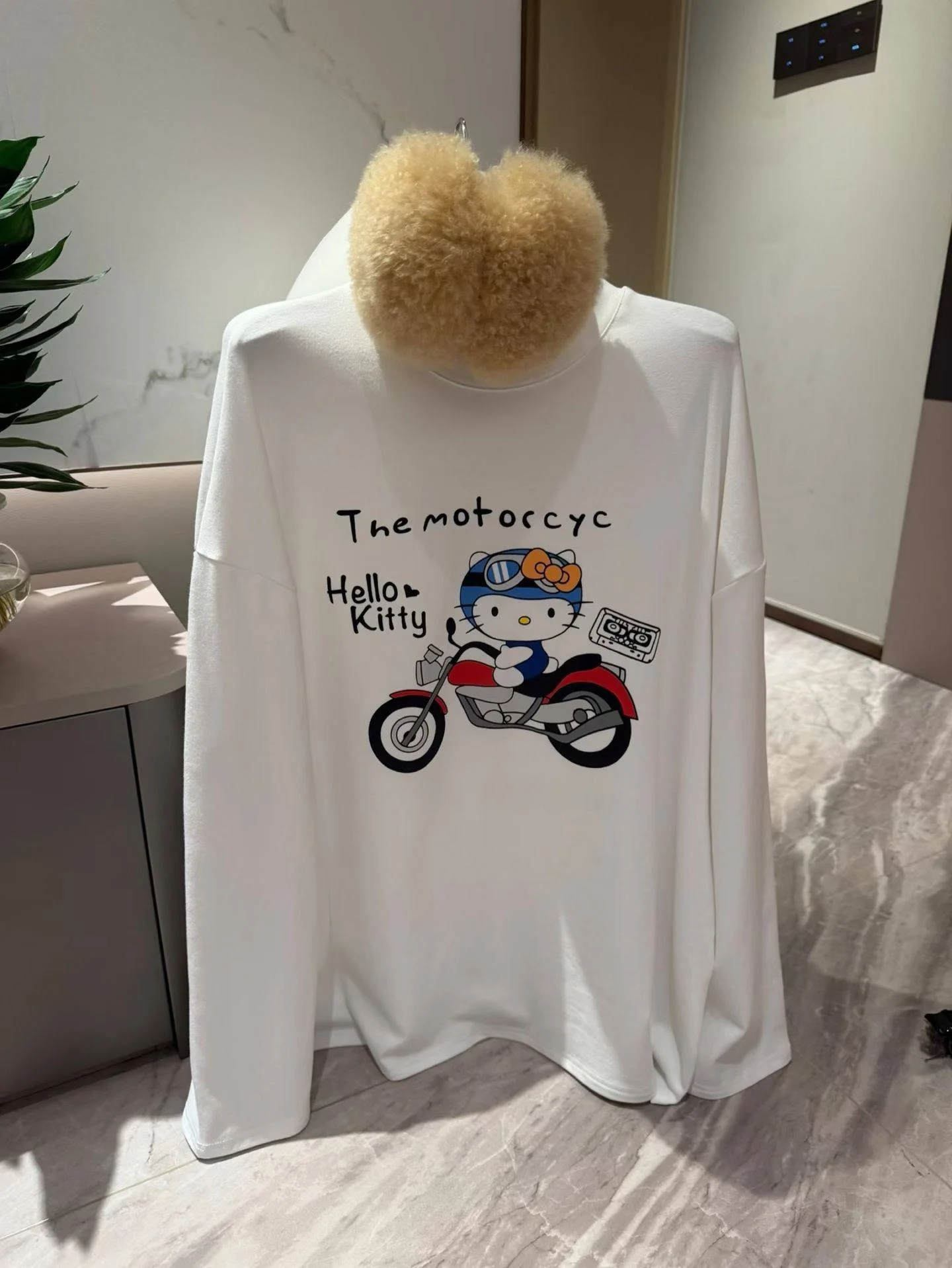 

Новая осенне-зимняя женская свободная футболка East Gate с мультяшным принтом KT, длинным рукавом, круглым вырезом, белая, антивозрастная