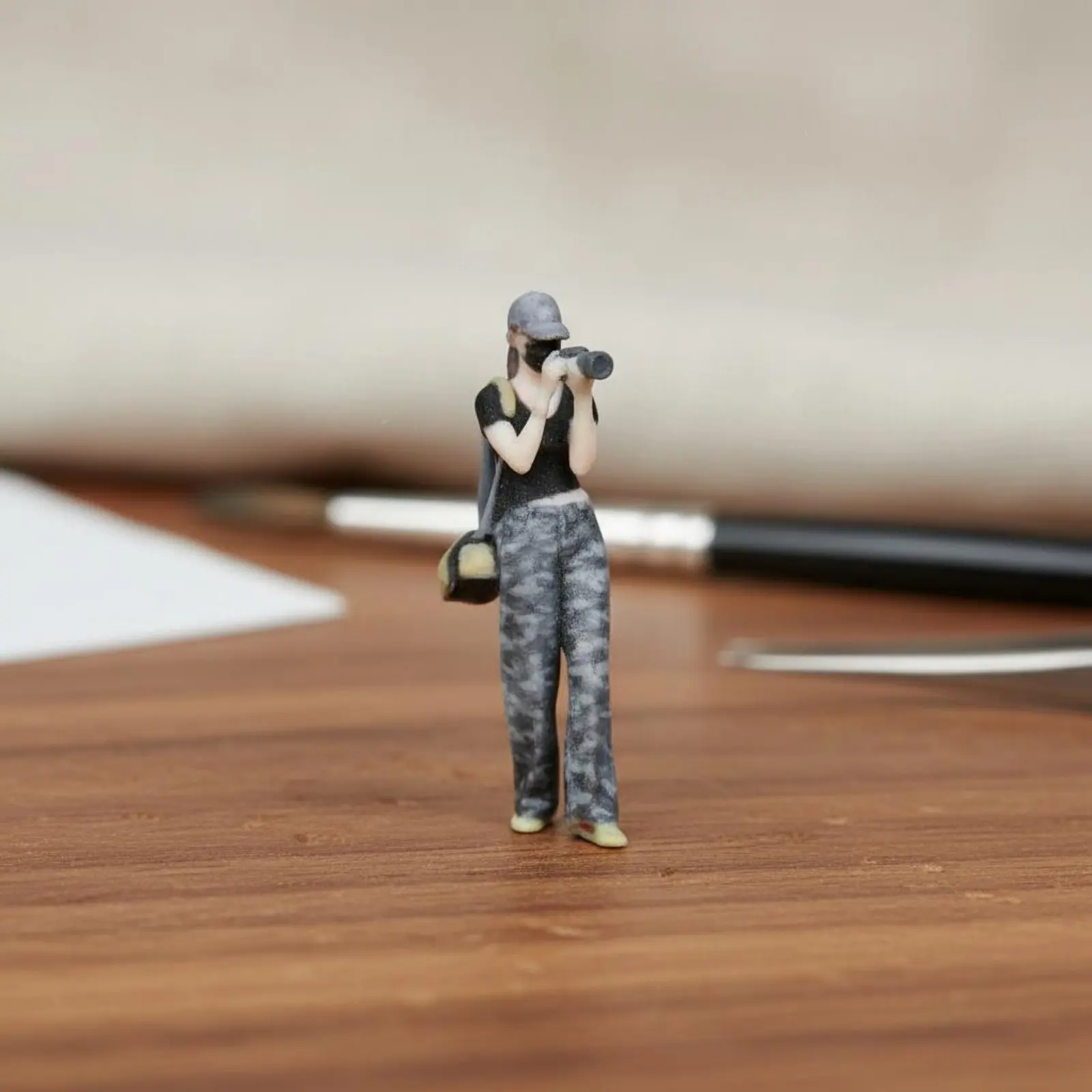1:64 Photographer Figurine High Precision 1/64 Scale Figurine Mini Photo Girl Figure Detailed Resin People Model Realistic
