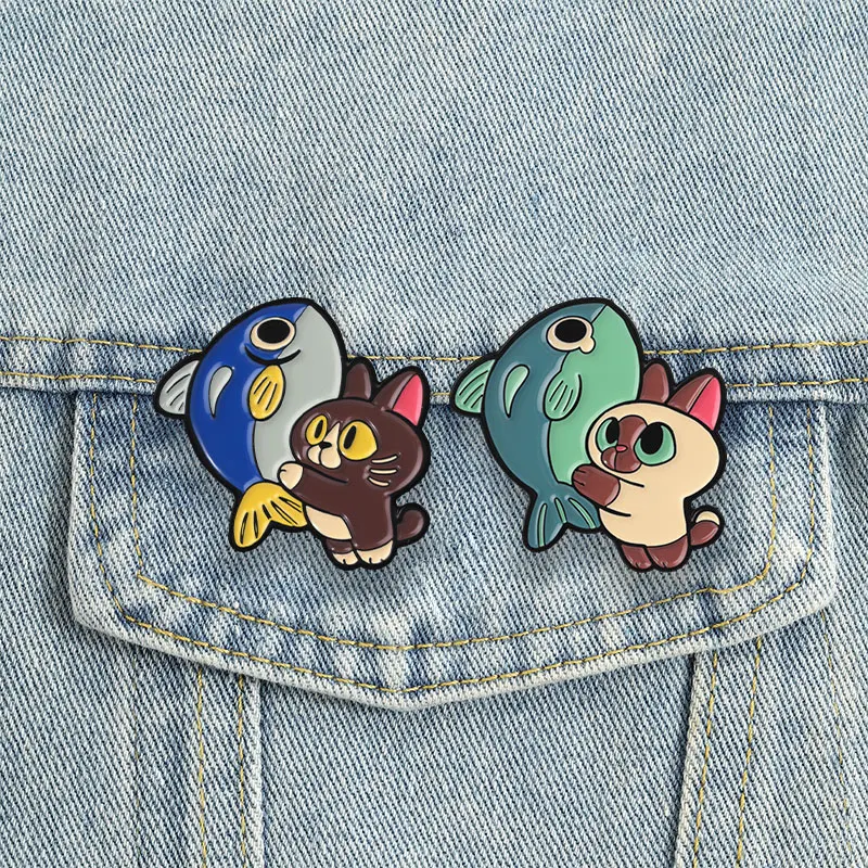 Cute Cat Hug Big Fish Badge Siamese Kitten Enamel Pins Lovely Cartoon Animal Brooch Accessories Decor Gift for Friends