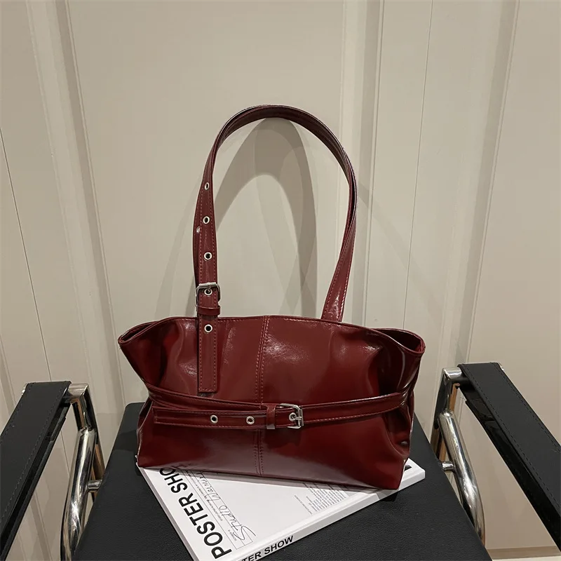 

Осенне-зимняя сумка большой вместимости 2025 года, модная повседневная персонализированная женская сумка через плечо, нишевая дизайнерская сумка-тоут