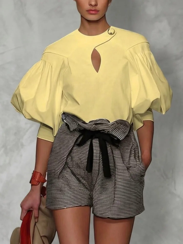 Yeezzi Damen-Blusen mit Rundhalsausschnitt, asymmetrisch, mit Perlenknöpfen, Ausschnitt vorne, Puffärmel, 3/4-Ärmel, locker, einfarbig, gelb, lässige Baumwoll-Hemdoberteile – Detail 4
