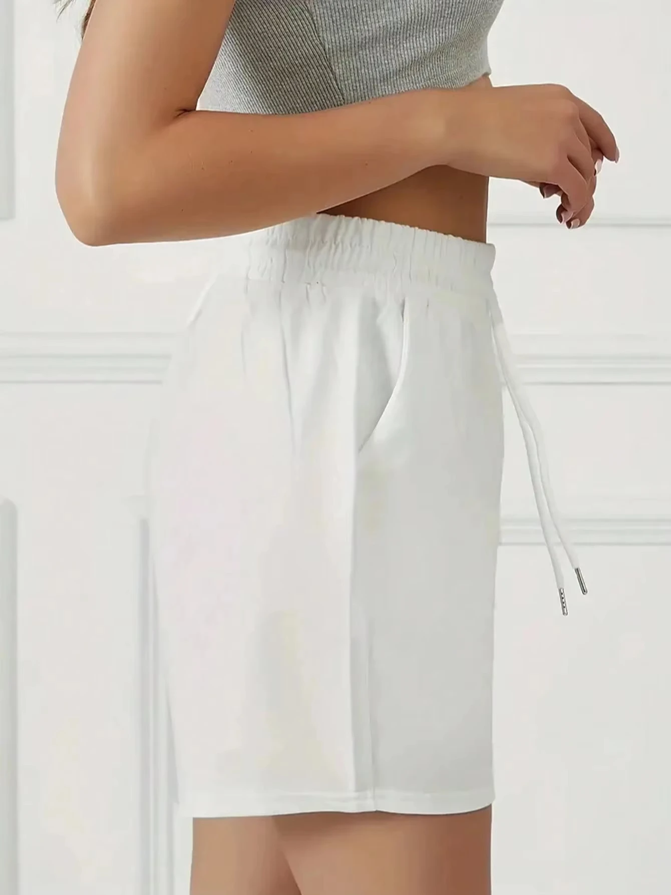 شورت كاجوال بلون موحد مع رباط وخصر مطاطي شورت للجري واللياقة البدنية للنساء ملابس نسائية لجميع المواسم