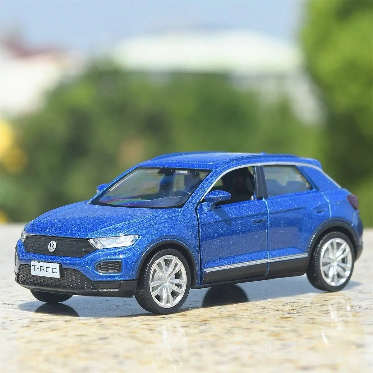 Volkswagen T-ROC SUV Simulation Diecast & Toy Vehicles Pull Back & Doors Open RMZ City 1:36 Alloy Car Model Holiday Gifts