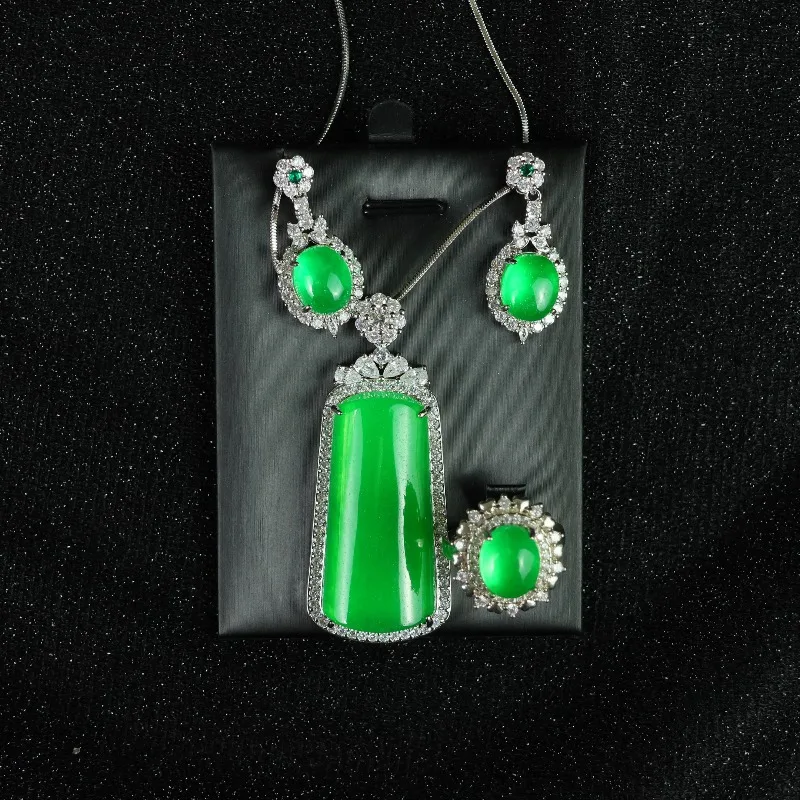 

Classic Green Suit, Women's Versatile Jewelry.