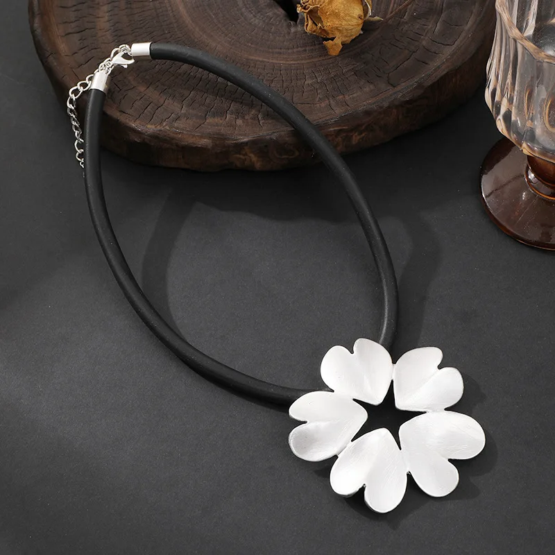 Liebe Design Geometrische Hohl Kurze Halsketten Damen High-end-Gefühl Schlüsselbein Kette Charming Schmuck Zubehör – Detail 6