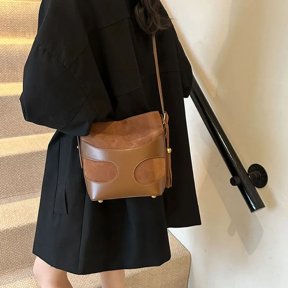 

Простая сумка-ведро с кисточками из искусственной замши, вместительная сумка через плечо, сумка-хобо, однотонная сумка-тоут для путешествий