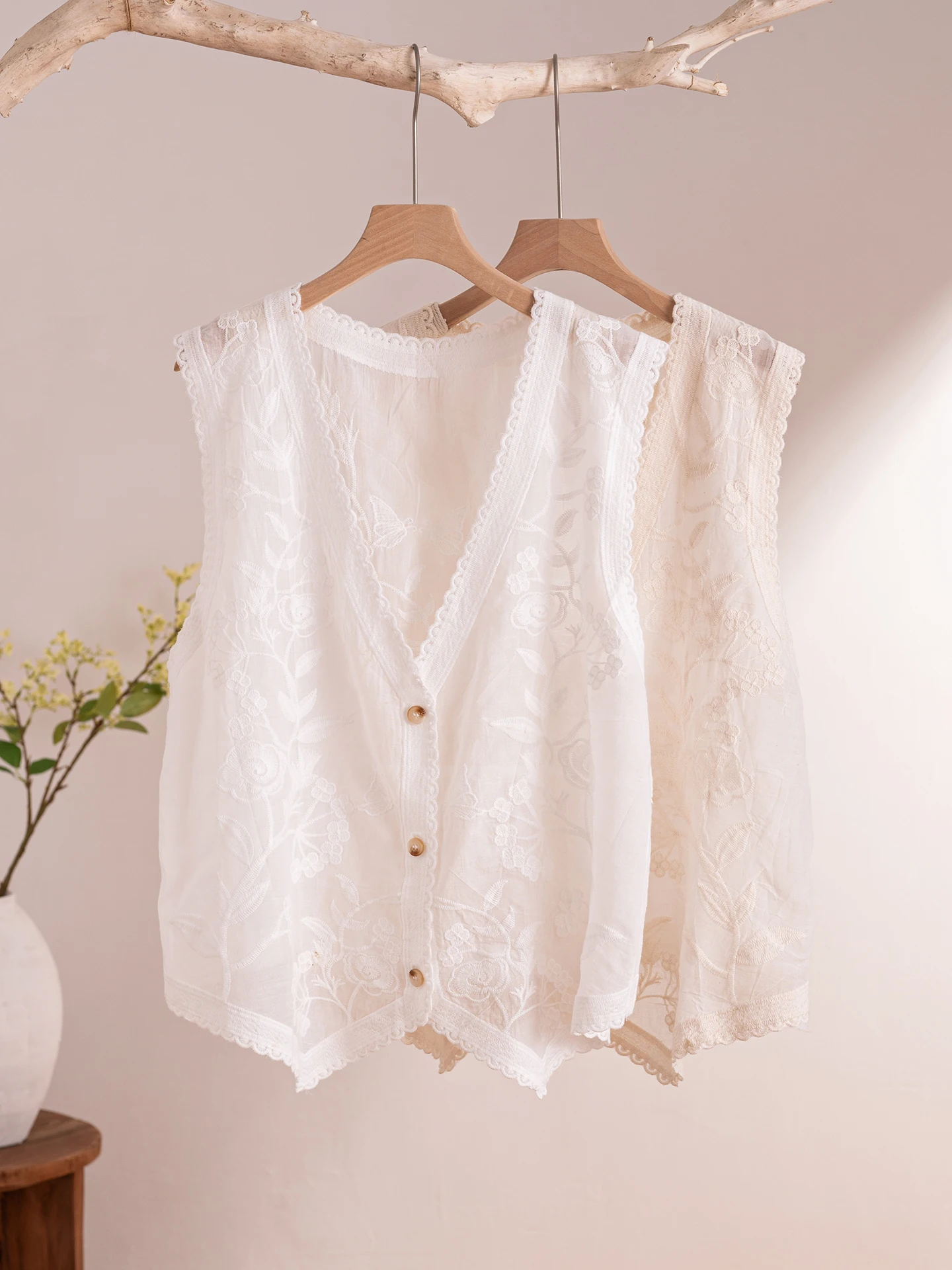 

Elegant V-Neck Sleeveless Hooked Flower Cardigan Women's Vest Layering Versatile Top Cotton Pure Spring Season Regular Length