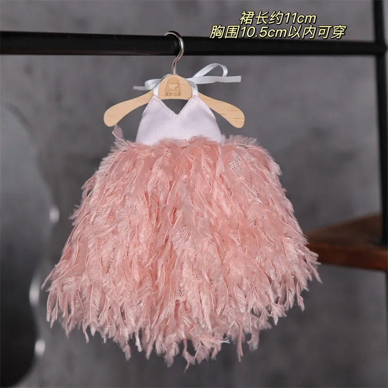 Elegantes Federkleid mit Spaghettiträgern im Maßstab 1:6, passend für Actionfiguren OB24/OB26 Slim Body Dolls – Detail 10